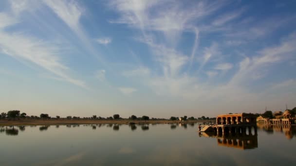 Paisagem com palácio no lago em Jaisalmer Índia — Vídeo de Stock