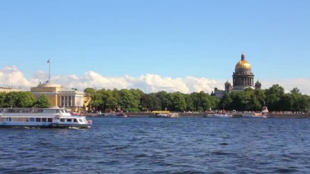 Río Neva en el centro histórico de San Petersburgo, Rusia — Vídeos de Stock