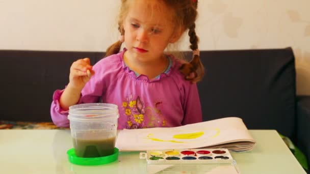 Petite fille dessine des peintures — Video