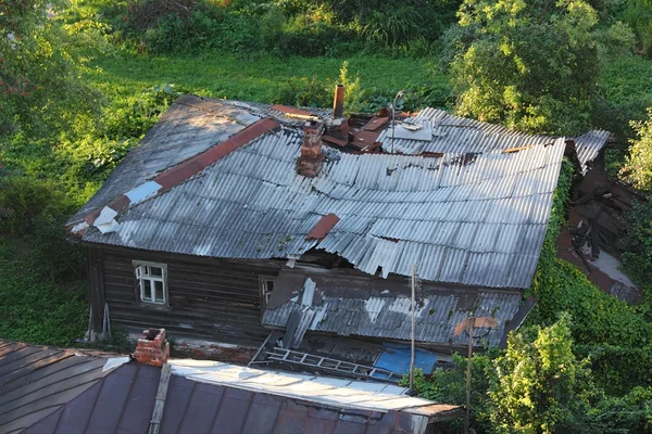 Velha casa destruída abandonada — Fotografia de Stock