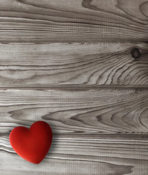 Piros szív a sötét fából készült deszka — Stock Fotó