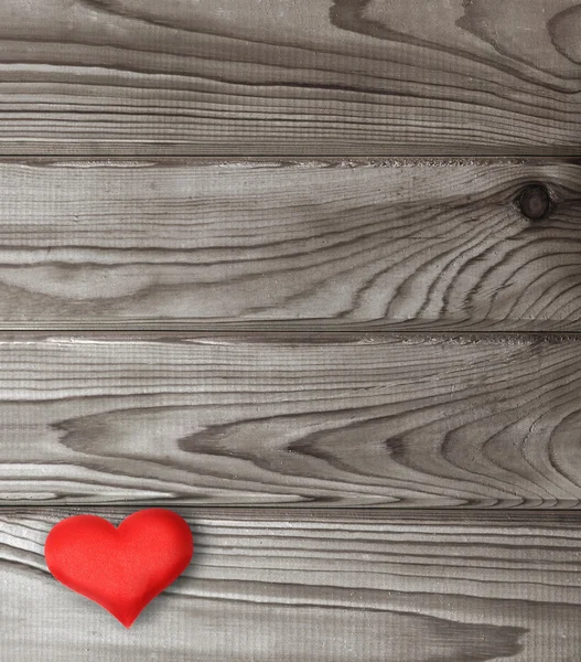Κόκκινη καρδιά στις ξύλινες σανίδες για σκούρο — Φωτογραφία Αρχείου