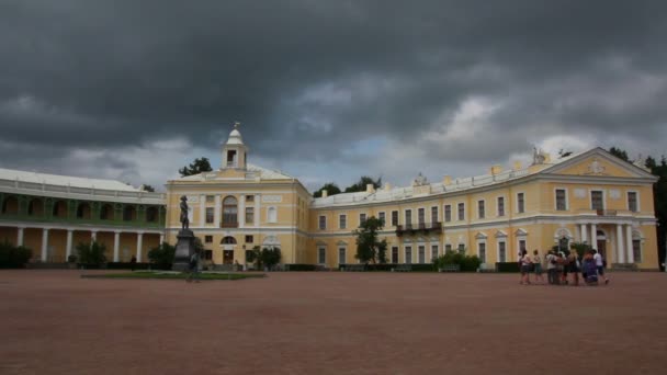Большой дворец в Павловском парке в Санкт-Петербурге — стоковое видео