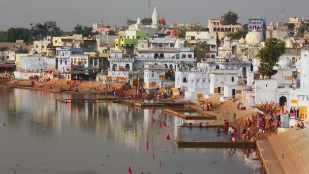 Ритуальное купание в священном озере Пушкар Индия - время прошло — стоковое видео