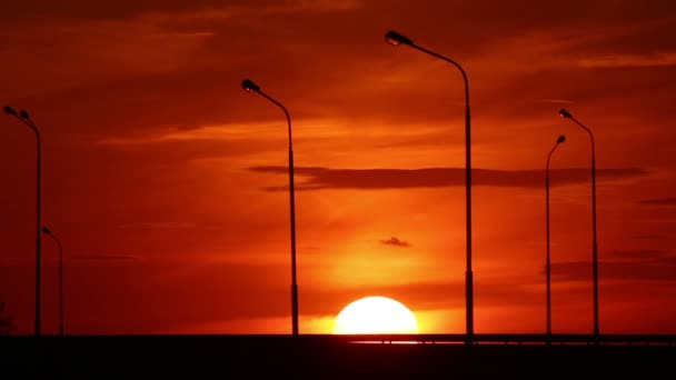 Coches siluetas en la carretera contra la puesta del sol - timelapse — Vídeos de Stock