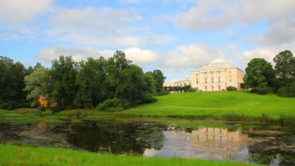 Gran palacio en la colina en Pavlovsk parque San Petersburgo Rusia — Vídeo de stock