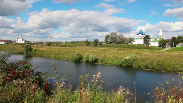 Vista sobre el Kremlin en Suzdal Rusia — Vídeo de stock