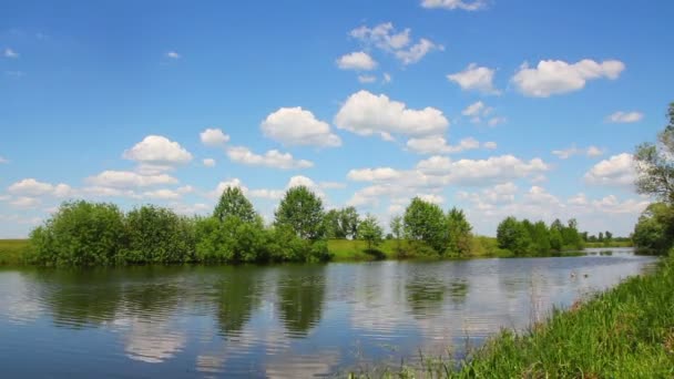 Timelapse paisaje con nubes sobre el lago — Vídeo de stock