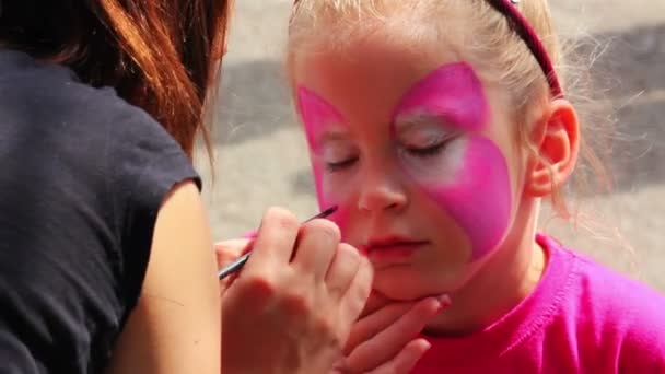 Pinturas de artista en la cara de niña — Vídeos de Stock