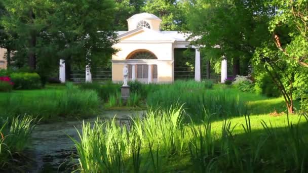 亭子与雕塑在巴甫洛夫斯克公园俄罗斯圣彼得堡 — 图库视频影像