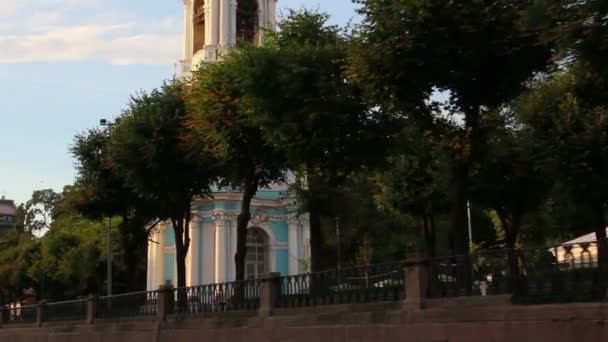 Церковь в Санкт-Петербурге Россия - вид с лодки, пова — стоковое видео