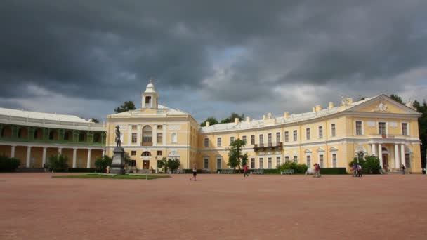 Большой дворец в Павловском парке в Санкт-Петербурге — стоковое видео