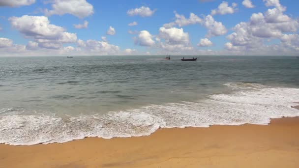 Рыбацкие лодки в море - Керала Индия — стоковое видео