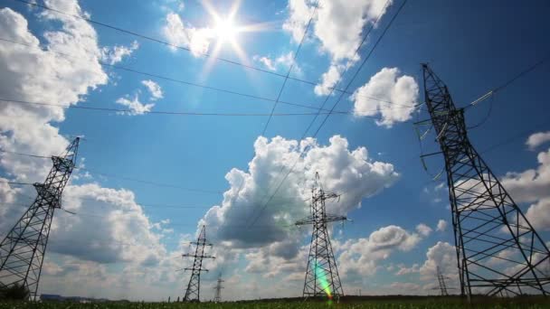 Високі електричні щогли на тлі похмурого неба — стокове відео