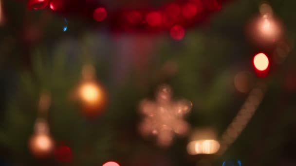 Arbre de Noël décoré déconcentré avec guirlandes clignotantes — Video