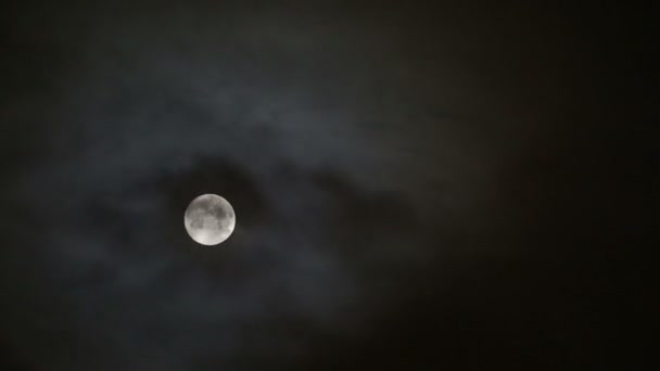 Bulutlar arasında hareket eden ay ile zaman kavramı — Stok video