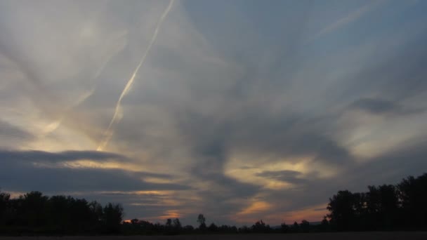 Zeitraffer mit Sonnenaufgangswolken — Stockvideo