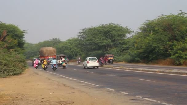 Trafic sur la route indienne à Agra — Video
