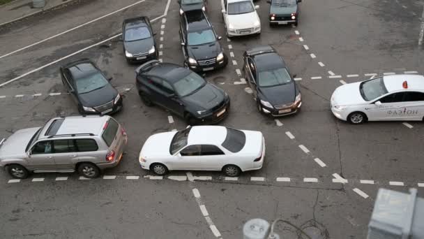 Atasco de tráfico de coches en la intersección en hora punta — Vídeos de Stock
