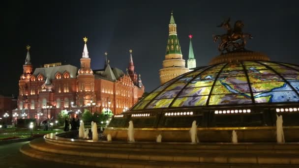 世界在俄罗斯莫斯科的 manege 广场上的喷泉手表 — 图库视频影像