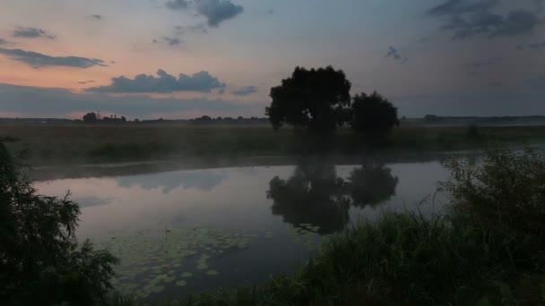 游戏中时光倒流景观与湖上空的日出 — 图库视频影像