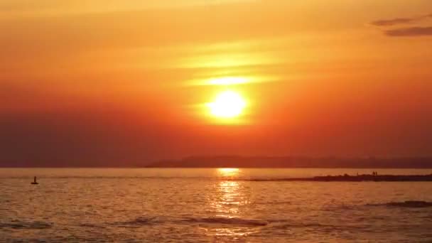 Timelapse puesta de sol con nubes sobre el mar — Vídeo de stock