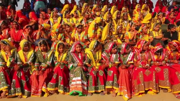 Grupo de meninas indianas em trajes étnicos coloridos assiste na feira de camelos Pushkar — Vídeo de Stock