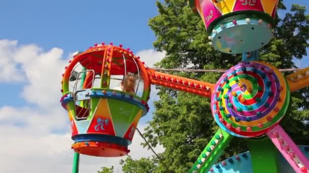 Les enfants montent sur le carrousel dans le parc — Video