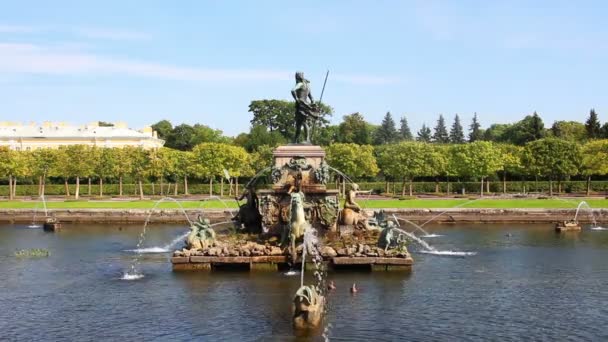 Fonte de Neptuno no parque de petergof Saint-Petersburg Rússia — Vídeo de Stock