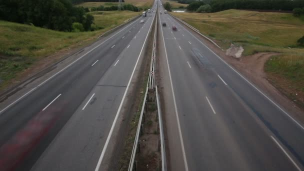 Bilar färdas på motorväg - timelapse — Stockvideo