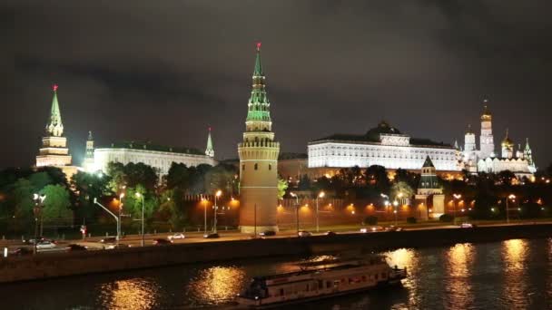 Kremlin van Moskou en river in de nacht - Rusland — Stockvideo