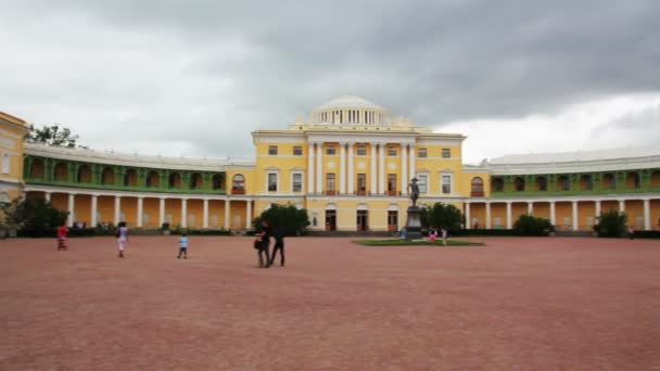 Gran palacio en Pavlovsk parque en San Petersburgo — Vídeos de Stock