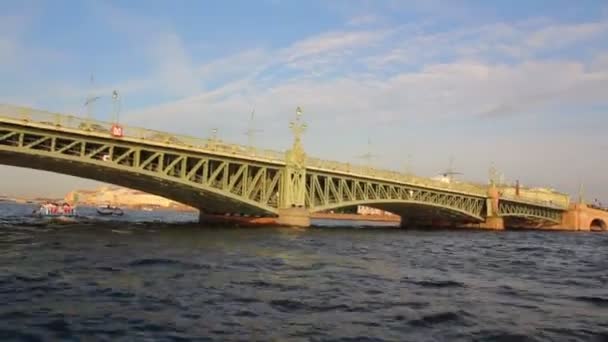 在俄罗斯圣彼得堡-从船上拍摄的过程中涅瓦河三位一体桥 — 图库视频影像
