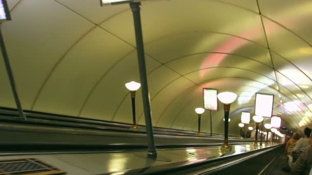 Escalera mecánica en la estación de metro en San Petersburgo Rusia — Vídeos de Stock