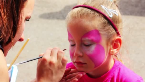 Peintures d'artiste sur le visage de la petite fille — Video