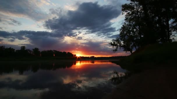 Bellissimo paesaggio fluviale mattutino all'alba - timelapse — Video Stock