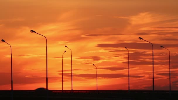 Auto's silhouetten onderweg tegen zonsondergang — Stockvideo