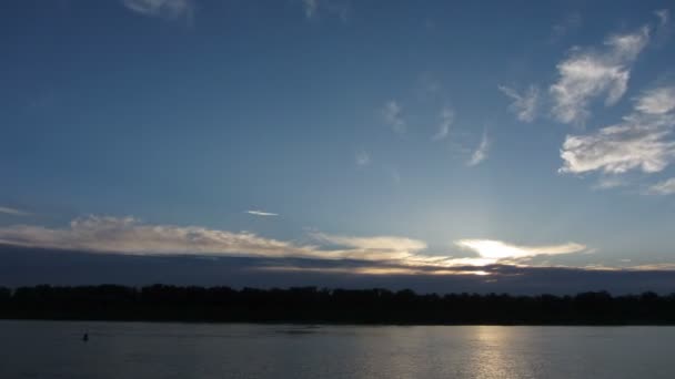 Timelapse paisaje con salida del sol sobre el río — Vídeos de Stock