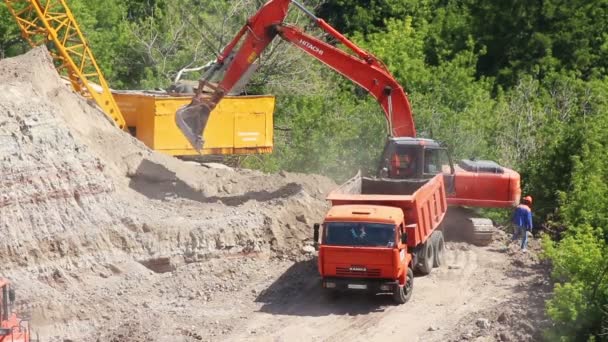 Excavadora cargando suciedad en un camión volquete . — Vídeo de stock