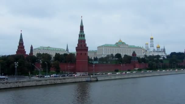 Moscou Kremlin e navios no rio do dia para a noite zoom timelapse — Vídeo de Stock