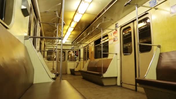 Interieur van bewegende metro auto — Stockvideo