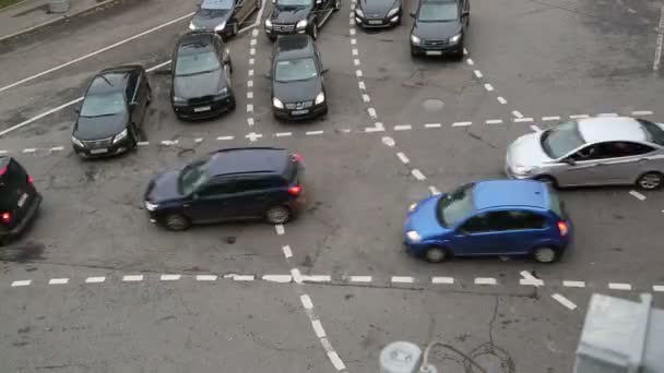 Atasco de tráfico de automóviles en la intersección en hora punta - timelapse — Vídeos de Stock