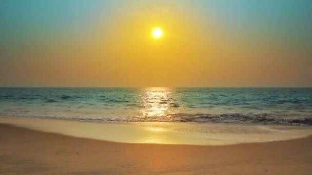 Ομορφιάς τοπίο με το ηλιοβασίλεμα πάνω από την θάλασσα — Αρχείο Βίντεο