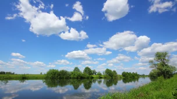 Timelapse landschap met wolken boven lake — Stockvideo