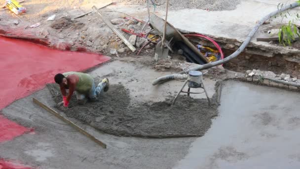 Рабочие на строительной площадке делают пол из бетона (хронометраж) в Авсалларе — стоковое видео