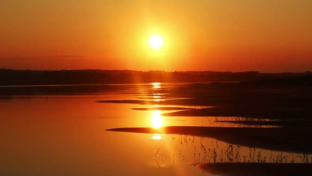 Dalgalı nehrin kum plajı ile güzel turuncu günbatımı — Stok video