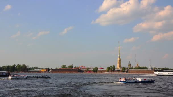 Rivier de Neva in het historische centrum van Sint-petersburg, Rusland — Stockvideo