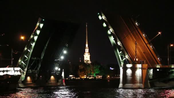 Schip onder open ophaalbrug nachts in Sint-petersburg, Rusland — Stockvideo