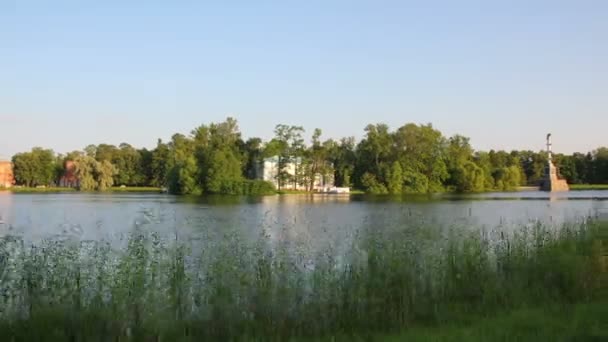 Gebouwen en monumenten op het meer, Pushkin Park St. Petersburg-timelapse in beweging — Stockvideo