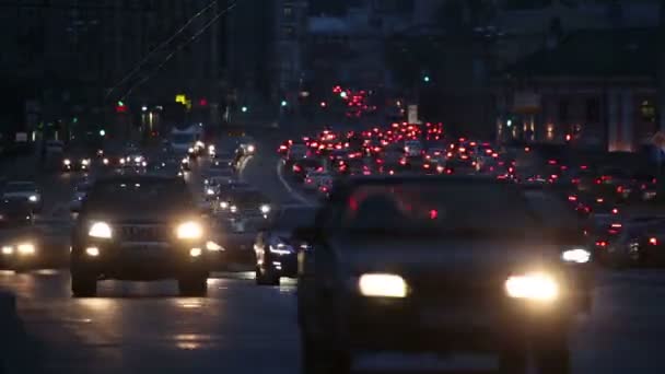 Tráfico nocturno de automóviles en hora punta en Moscú - timelapse — Vídeos de Stock